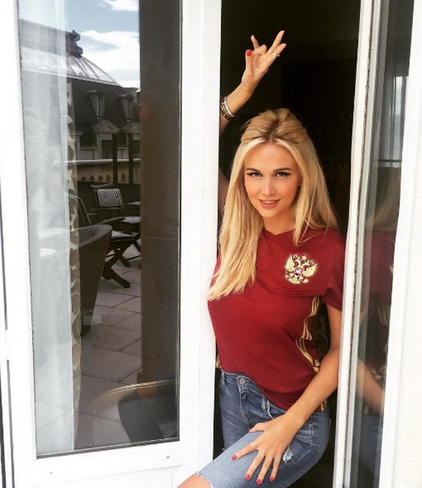 Hoa hậu Nga Lopyreva đẹp hút hồn ở EURO 2016 ảnh 2 Hoa hậu Nga Lopyreva đẹp hút hồn ở EURO 2016 ảnh 2