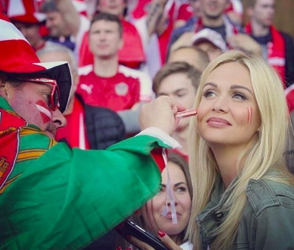 Hoa hậu Nga Lopyreva đẹp hút hồn ở EURO 2016 ảnh 3