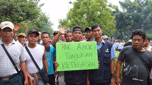 Các lái xe yêu cầu Ahok, biệt danh của ông Purnama, giúp đỡ họ bằng việc quản lý chặt Uber, Grab