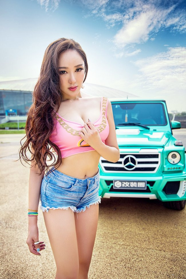 Siêu xe “chào thua” trước sức nóng của người đẹp ảnh 1