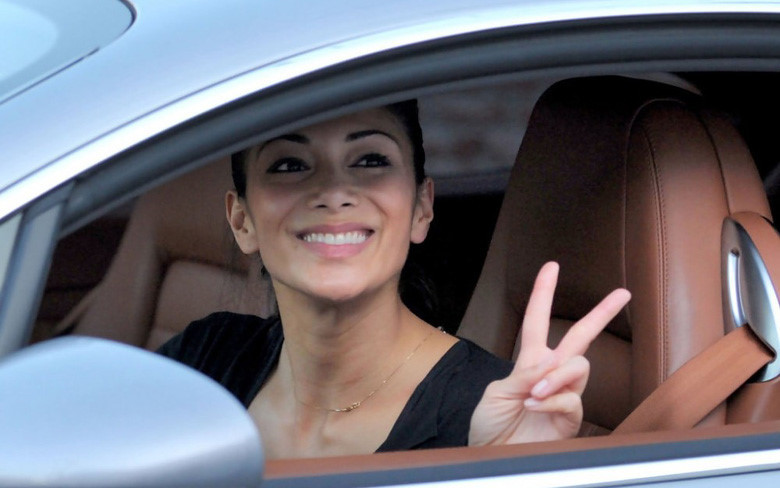 Nữ ca sĩ gợi cảm Nicole Scherzinger dùng siêu xe Bentley Continental GT trị giá 112.000 USD