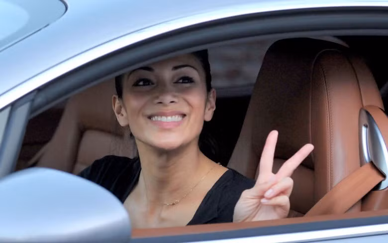 Nữ ca sĩ gợi cảm Nicole Scherzinger dùng siêu xe Bentley Continental GT trị giá 112.000 USD