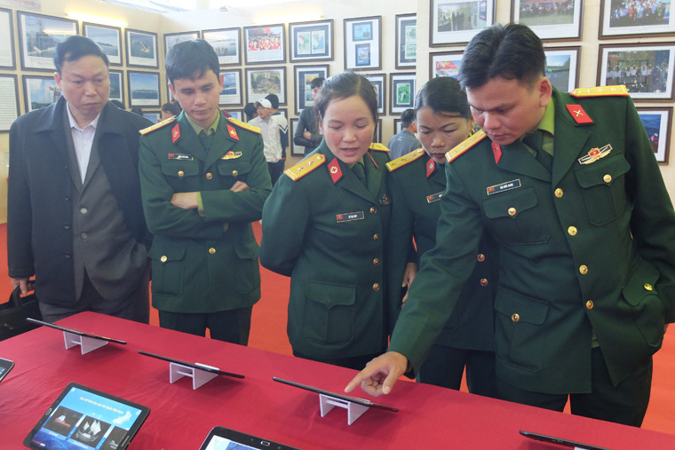 Đông đảo cán bộ, chiến sĩ tỉnh Bắc Kạn trải nghiệm về công nghệ 3D tại Triển lãm