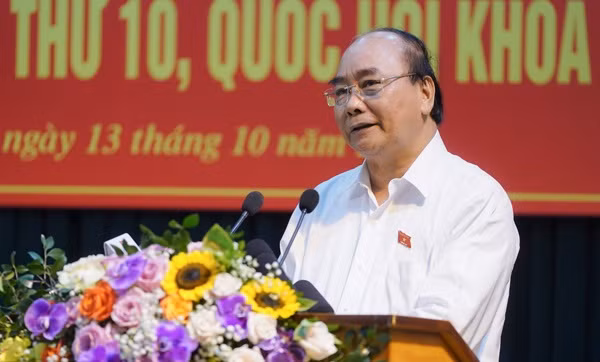 Thủ tướng trả lời các vấn đề cử tri nêu tại cuộc tiếp xúc. Ảnh: VGP.