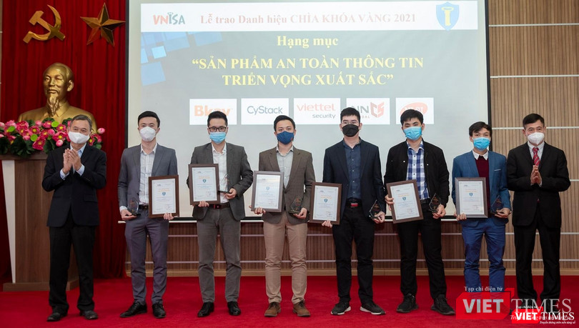 Các đơn vị doanh nghiệp được trao giải "Sản phẩm ATTT triển vọng xuất sắc" . Các đơn vị doanh nghiệp được trao giải "Sản phẩm ATTT triển vọng xuất sắc" .