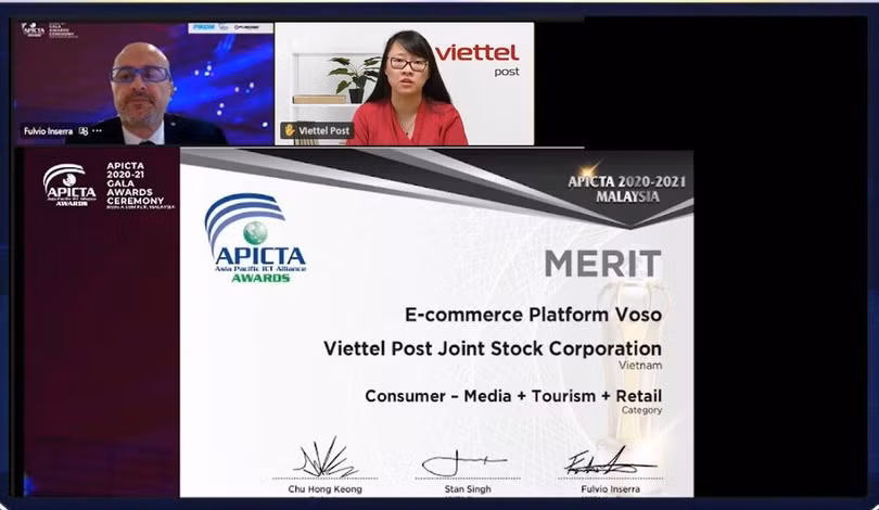 Bà Cao Cẩm Linh - Giám đốc Chiến lược của TCT CP Bưu chính Viettel nhận giải thưởng APICTA.