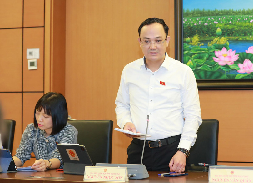 Đại biểu Nguyễn Ngọc Sơn – Đoàn ĐBQH tỉnh Hải Dương - đóng góp ý kiến tại phiên thảo luận.