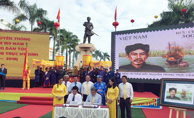 Ông Nguyễn Minh Hồng - Thứ trưởng Bộ Thông tin & Truyền thông và ông Đỗ Thanh Bình - Phó Chủ tịch UBND tỉnh Kiên Giang ký phát hành bộ tem