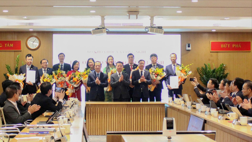 Lãnh đạo Bộ KH&CN chụp ảnh lưu niệm với các cán bộ được điều động, bổ nhiệm.