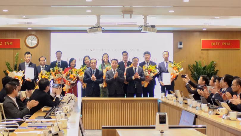 Lãnh đạo Bộ KH&CN chụp ảnh lưu niệm với các cán bộ được điều động, bổ nhiệm.