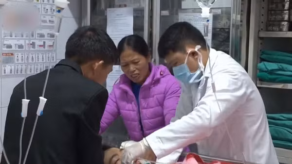 Bác sĩ Bệnh viện Hữu nghị Việt Đức cấp cứu cho một bệnh nhân nguy kịch.