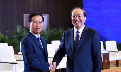 Trưởng ban Tuyên giáo Trung ương Võ Văn Thưởng (trái) và ông Hoàng Khôn Minh, Trưởng ban Tuyên truyền Trung ương đảng Cộng sản Trung Quốc. Ảnh: TTXVN.