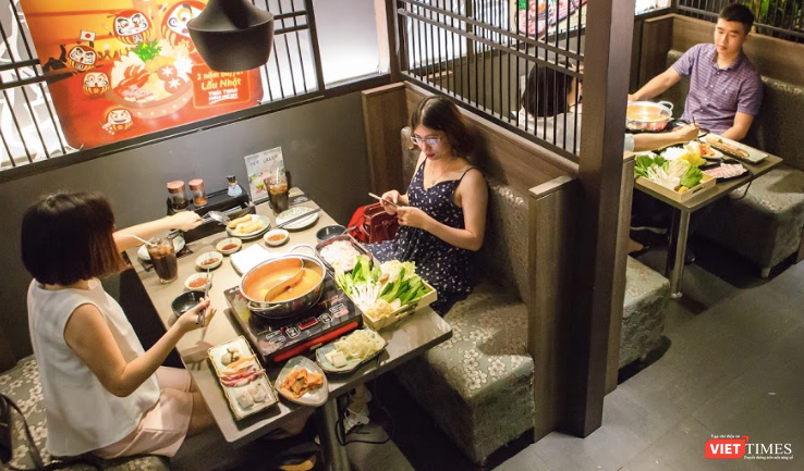 Các quán ăn bắt đầu được mở cửa trở lại sau hơn 3 tuần giãn cách xã hội.