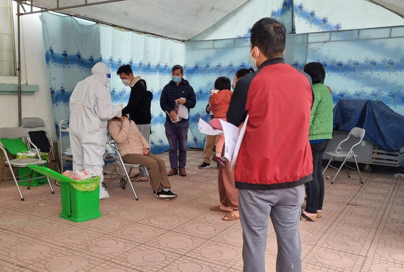 Người dân xếp hàng chờ xét nghiệm tại trạm y tế.