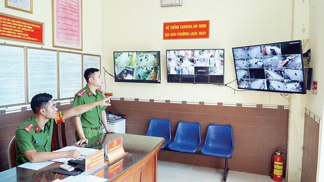 Trực ban Công an phường Lạch Tray quan sát tình hình ANTT thông qua hệ thống camera an ninh. Ảnh: congan.haiphong.gov.vn Trực ban Công an phường Lạch Tray quan sát tình hình ANTT thông qua hệ thống camera an ninh. Ảnh: congan.haiphong.gov.vn