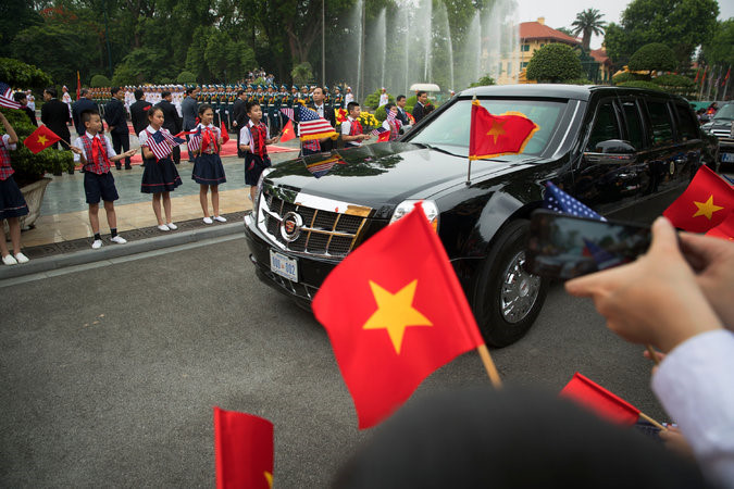 Cờ hoa chào đón Tổng thống Mỹ Barack Obama. (Ảnh: The New York Times)