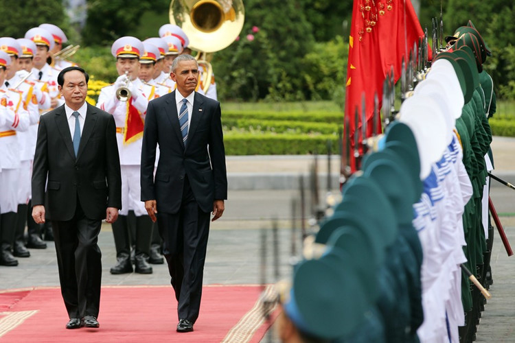 Chủ tịch nước Trần Đại Quang và Tổng thống Mỹ duyệt Đội danh dự Quân đội nhân dân Việt Nam. (Ảnh: EPA)