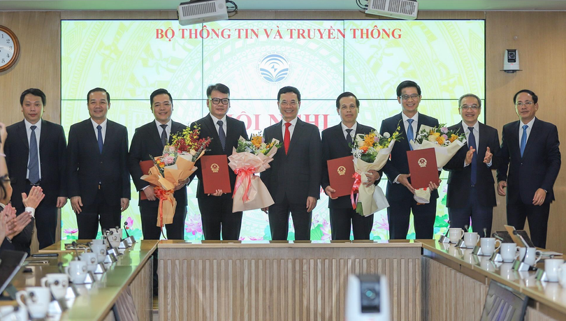 Lãnh đạo Bộ Thông tin và Truyền thông tặng hoa chúc mừng các cán bộ vừa nhận quyết định. Ảnh: Vietnamnet.