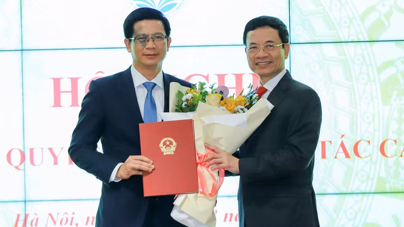 Bộ trưởng Nguyễn Mạnh Hùng trao quyết định bổ nhiệm Cục trưởng Cục Tần số vô tuyến điện cho ông Lê Văn Tuấn. Ảnh: Lê Anh Dũng/Vietnamnet.