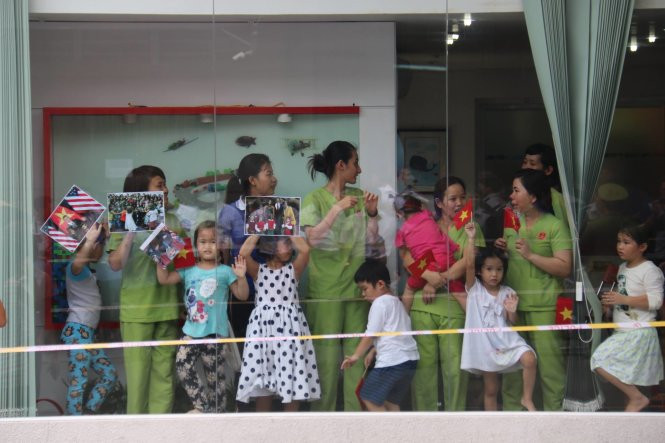 Video: Người dân TP.HCM đứng kín ven đường tiễn ông Obama ảnh 12