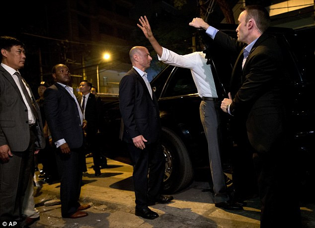 Tổng thống Obama uống bia, ăn bún chả, đi chợ đêm Hà Nội lên báo nước ngoài ảnh 10