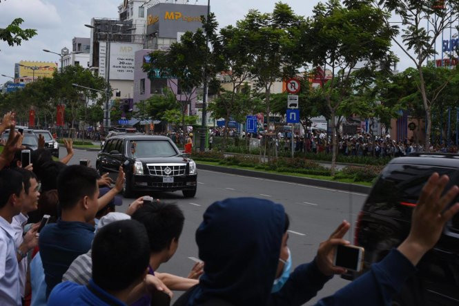 Video: Người dân TP.HCM đứng kín ven đường tiễn ông Obama ảnh 9