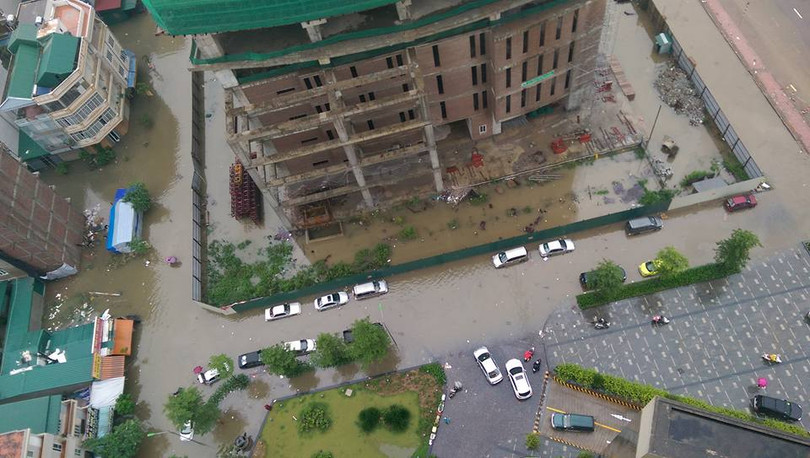 Hà Nội: Phố thành sông, giao thông tê liệt (video) ảnh 1 Hà Nội: Phố thành sông, giao thông tê liệt (video) ảnh 1