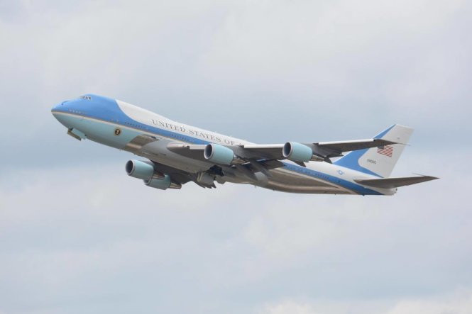 Video: Người dân TP.HCM đứng kín ven đường tiễn ông Obama ảnh 1