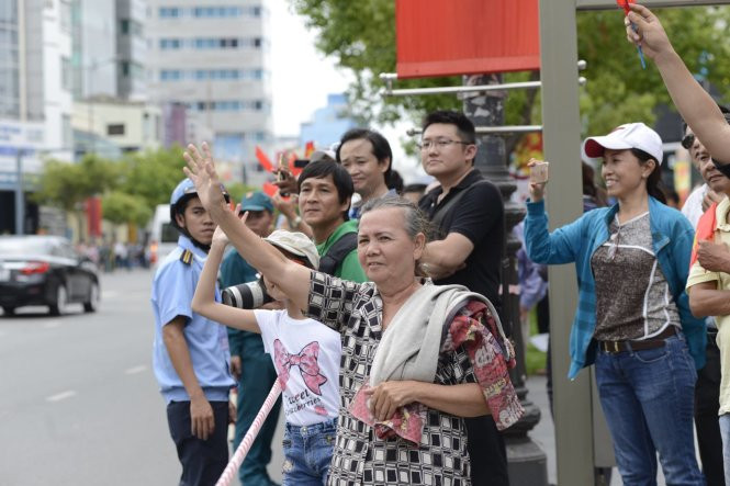 Video: Người dân TP.HCM đứng kín ven đường tiễn ông Obama ảnh 6