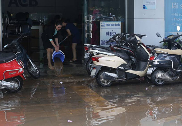 Hà Nội: Phố thành sông, giao thông tê liệt (video) ảnh 16 Hà Nội: Phố thành sông, giao thông tê liệt (video) ảnh 16