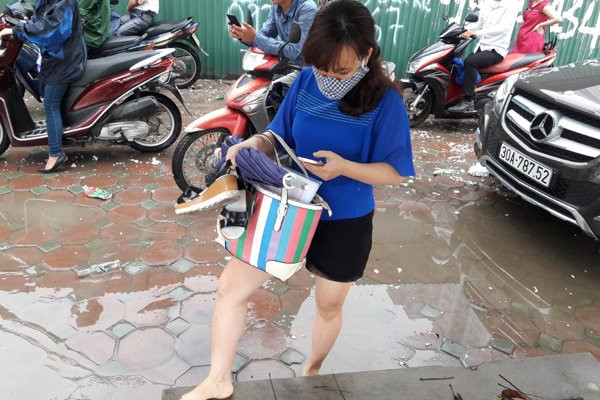 Hà Nội: Phố thành sông, giao thông tê liệt (video) ảnh 14 Hà Nội: Phố thành sông, giao thông tê liệt (video) ảnh 14