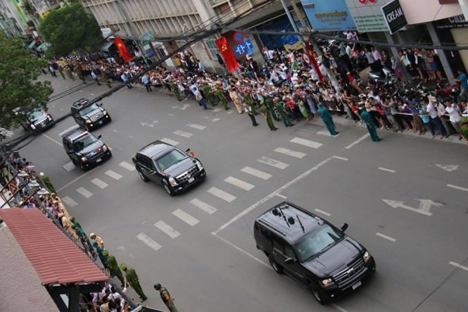 Video: Người dân TP.HCM đứng kín ven đường tiễn ông Obama ảnh 4
