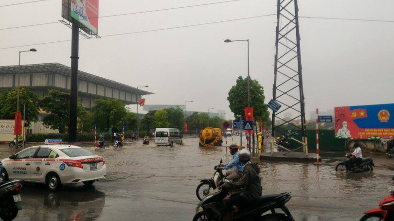 Hà Nội: Phố thành sông, giao thông tê liệt (video) ảnh 4 Hà Nội: Phố thành sông, giao thông tê liệt (video) ảnh 4