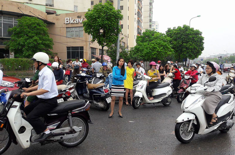 Hà Nội: Phố thành sông, giao thông tê liệt (video) ảnh 12 Hà Nội: Phố thành sông, giao thông tê liệt (video) ảnh 12