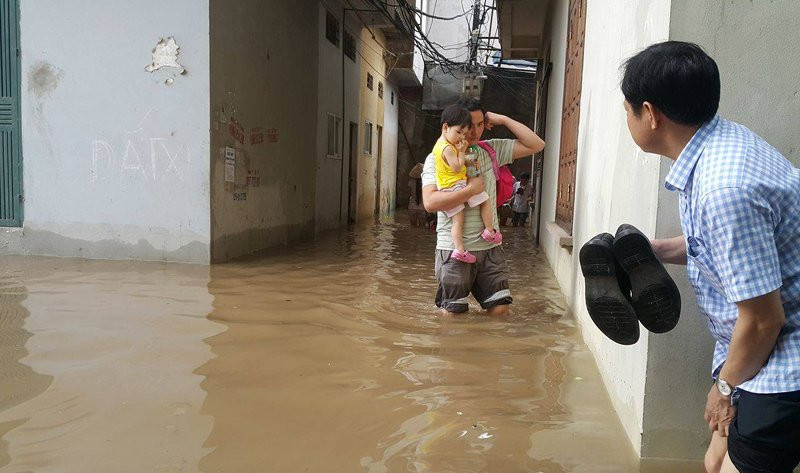 Hà Nội: Phố thành sông, giao thông tê liệt (video) ảnh 2 Hà Nội: Phố thành sông, giao thông tê liệt (video) ảnh 2