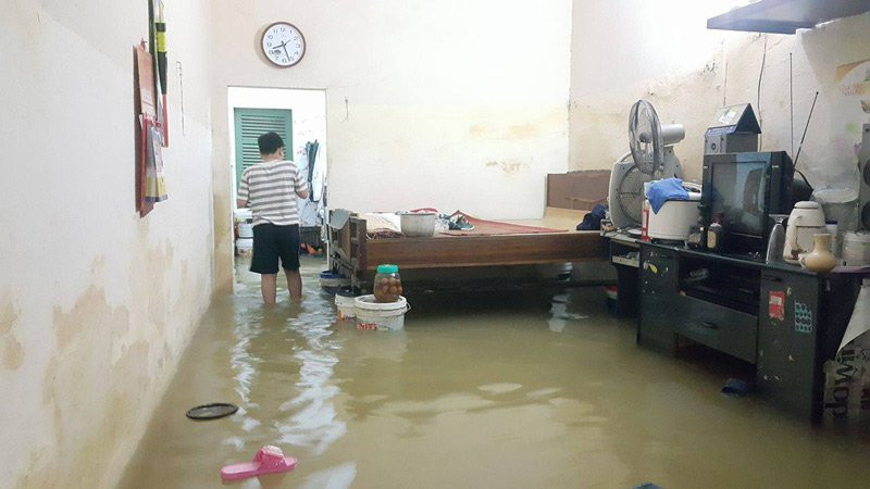 Hà Nội: Phố thành sông, giao thông tê liệt (video) ảnh 3 Hà Nội: Phố thành sông, giao thông tê liệt (video) ảnh 3