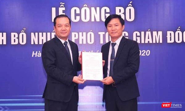 Chủ tịch VNPT Phạm Đức Long trao quyết định bổ nhiệm ông Nguyễn Đình Danh (phải) làm Phó Tổng Giám đốc Tập đoàn VNPT.