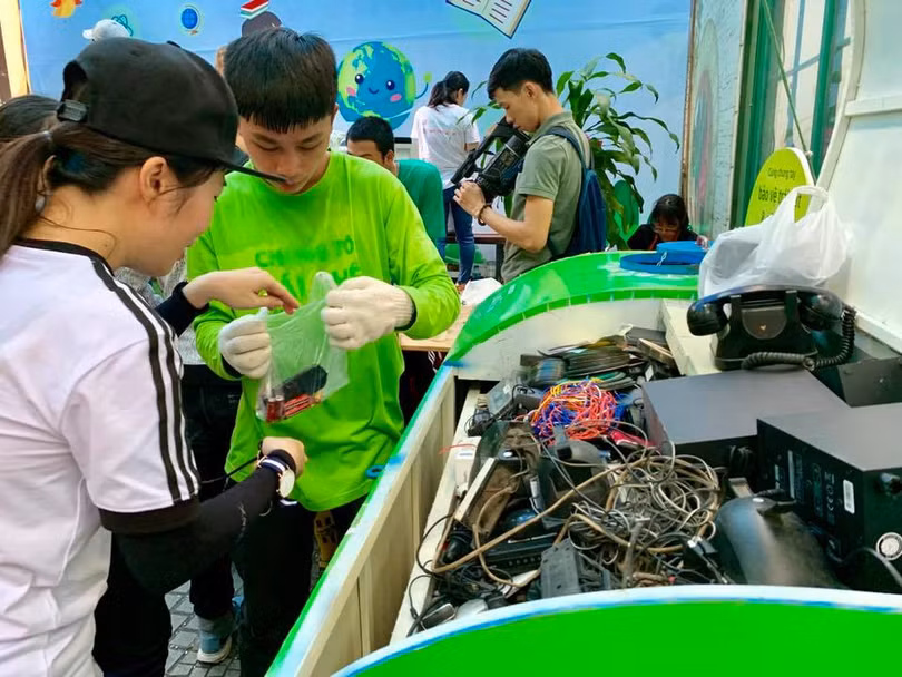 Nhiều bạn trẻ tham dự sự kiện đổi rác điện tử lấy cây, diễn ra tại đường sách, Quận 1 TP.HCM cách đây ít ngày.
