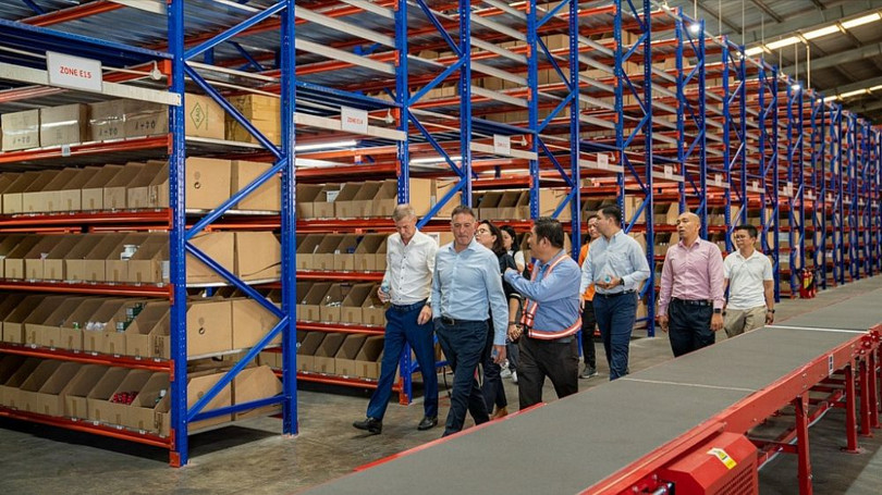 Đoàn đối tác thăm quan trung tâm phân phối khu vực miền Nam của Viettel Post