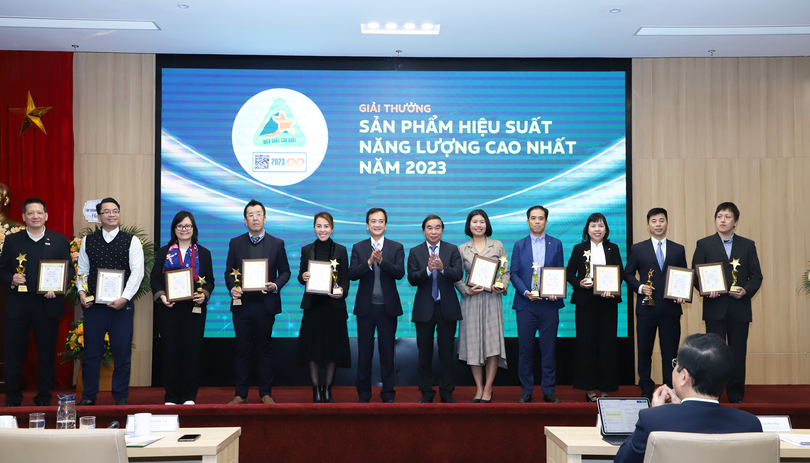 Ban Tổ chức trao Giải thưởng sản phẩm hiệu suất năng lượng cáo nhất. 
