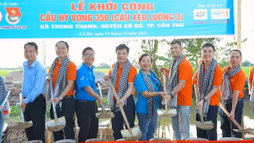 Quỹ Người FPT vì Cộng đồng (Tập đoàn FPT) phối hợp với Quỹ Hy vọng tổ chức chương trình khởi công cây cầu số 350 tại huyện Cờ Đỏ - ngày 19/12/2023.