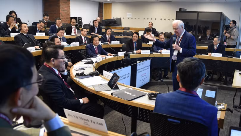 Phó Thủ tướng Chính phủ Lê Minh Khái cùng đoàn Việt Nam trong cuộc trao đổi với các giáo sư 