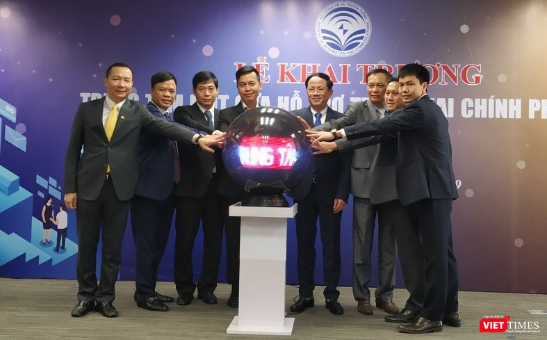 Thứ trưởng Bộ TT&TT Phạm Anh Tuấn và lãnh đạo các đơn vị chuyên trách CNTT các Bộ, ngành, đại diện Sở TT&TT các tỉnh/thành cùng Bưu điện Việt Nam nhấn nút khai trương.