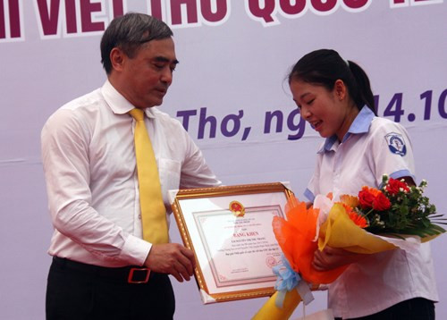 Thứ trưởng Bộ TT&TT Nguyễn Minh Hồng trao giải Nhất quốc tế và quốc gia cho em Nguyễn Thị Thu Trang