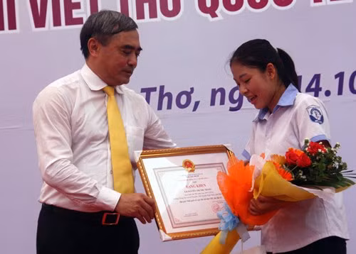 Thứ trưởng Bộ TT&TT Nguyễn Minh Hồng trao giải Nhất quốc tế và quốc gia cho em Nguyễn Thị Thu Trang