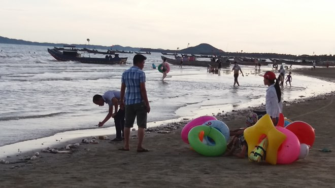 Nhiều "vật thể lạ" bốc mùi hôi thối dạt vào bãi biển Trà Cổ ảnh 5