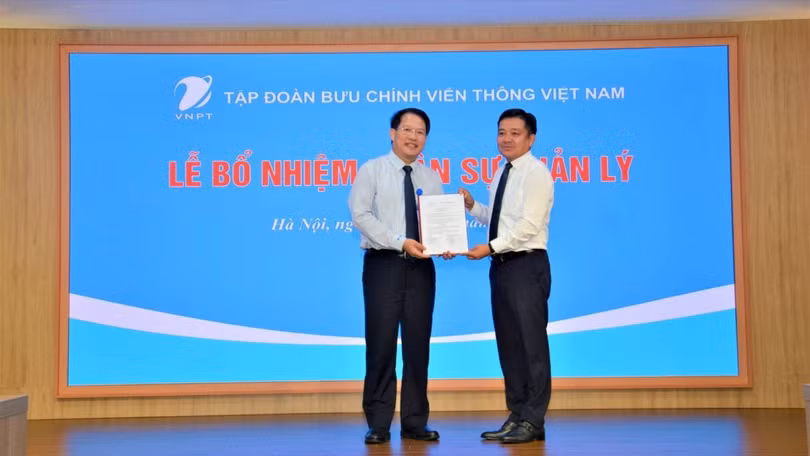 Ông Huỳnh Quang Liêm - Tổng giám đốc Tập đoàn VNPT trao quyết định bổ nhiệm cho ông Nguyễn Văn Tấn (bên trái)