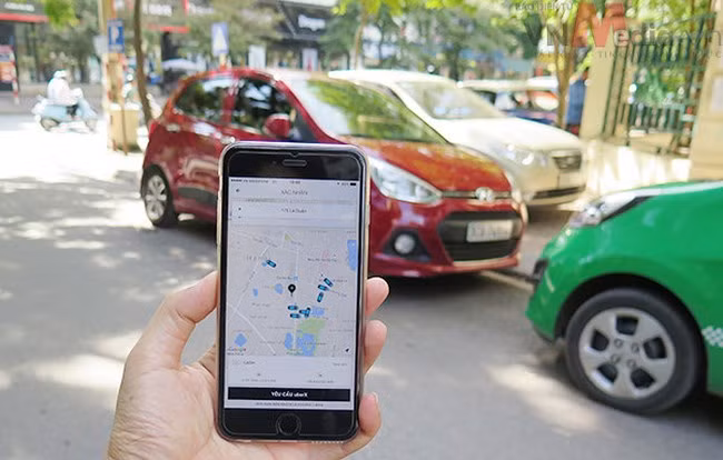Các hãng taxi truyền thống cho rằng Uber, Grab đang cạnh tranh thiếu lành mạnh, phá giá thị trường. Ảnh: Bộ Công thương