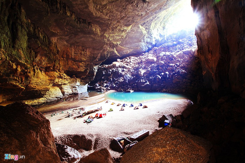 Đây là cuốn sách đầu tiên về hang động lớn nhất thế giới được xuất bản ở Việt Nam. Người xem không khỏi trầm trồ, thích thú trước một Sơn Đoòng hoang sơ và ảo diệu. Tấm hình này được tác giả Hà Quốc Anh ghi lại khung cảnh vòm hang Én. 