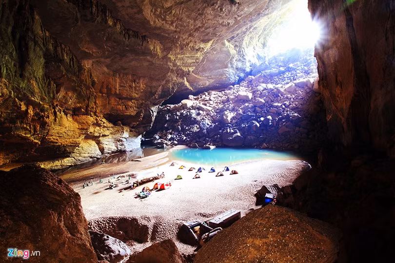 Đây là cuốn sách đầu tiên về hang động lớn nhất thế giới được xuất bản ở Việt Nam. Người xem không khỏi trầm trồ, thích thú trước một Sơn Đoòng hoang sơ và ảo diệu. Tấm hình này được tác giả Hà Quốc Anh ghi lại khung cảnh vòm hang Én. 